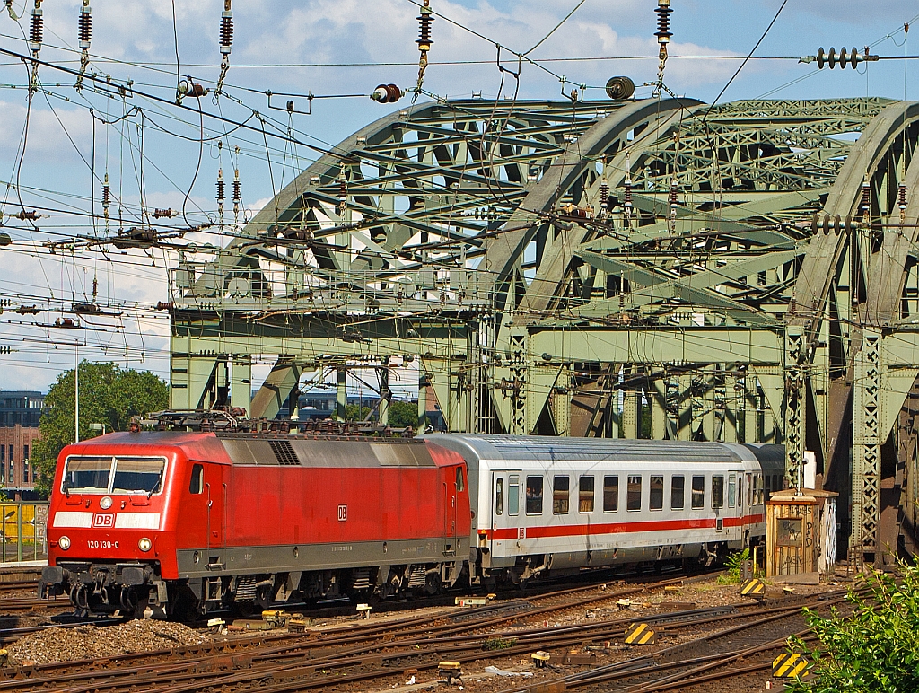 120 130-0 kommt am 07.07.2012 mit einem IC �ber die Hohenzollernbr�cke und f�hrt gleich in den Hbf K�ln ein. 