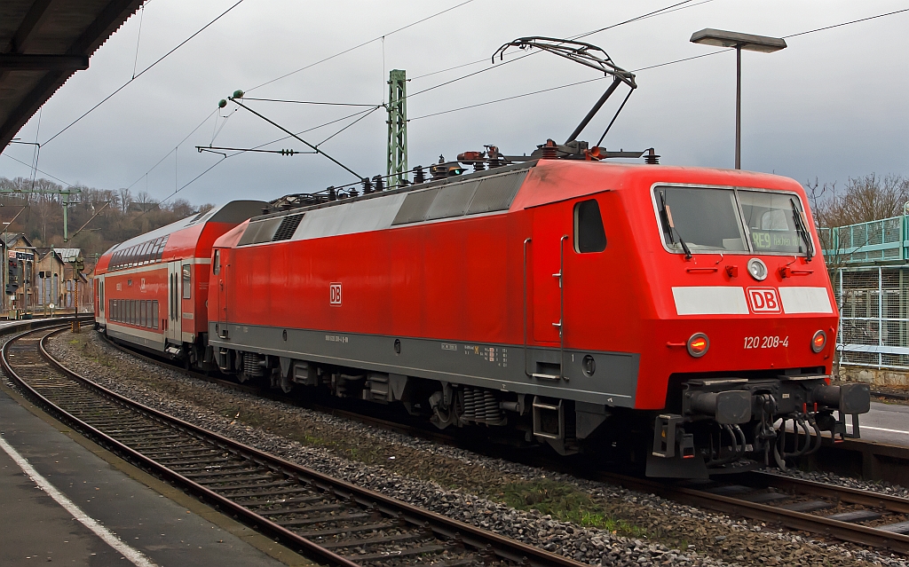 120 206-8 als Schublok des RE 9 (Rhein-Sieg-Express), hier am 17.12.2011 vom Bahnhof Betzdorf/Sieg  geht es weiter in Richtung K�ln - Aachen.

Diese 120er sind extra umgebaut worden in (BR 120.2): mit einem Nahverkehrspaket (Zugzielanzeiger, Zugabfertigungssystem, Server u. a.) Insgesamt sind es 8 Maschinen, davon 3 St�ck (Ende 2010) mit den neuen Ordnungsnummern 120 206 bis 208 (ehemals 120 136, 139, 117) f�r die DB Regio Rheinland. Sie werden f�r den Rhein-Sieg-Express eingesetzt.
Seit Ende 2010 sollten eigentlich der Talent 2 fahren.

