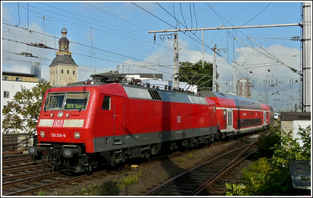 120 206-8 zieht den Rhein-Sieg-Express in den K�lner Hauptbahnhof. 19.09.2011 (Hans)