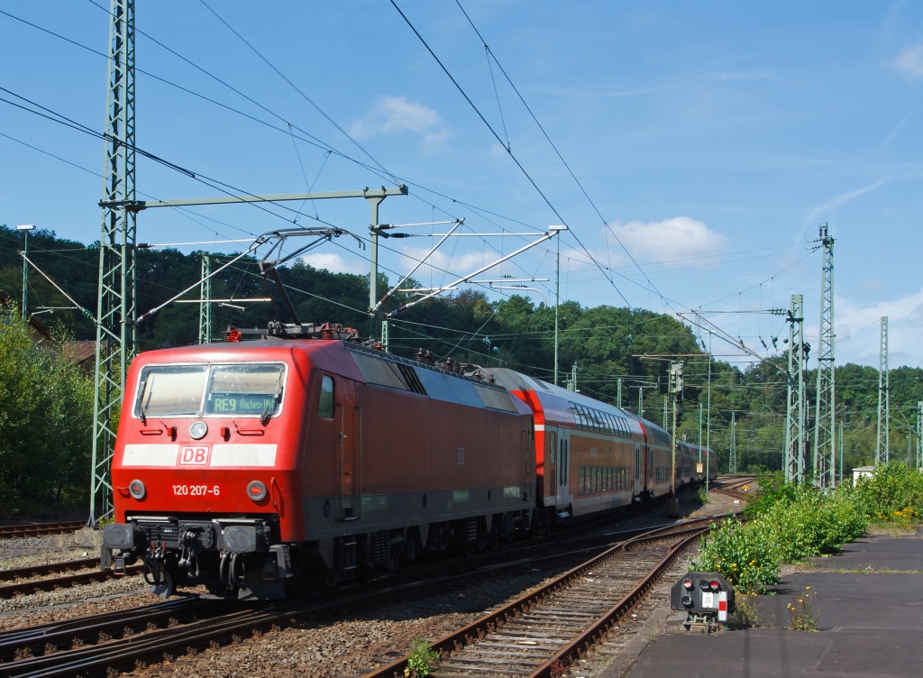 120 207-6 schieb den RE 9 (Rhein-Sieg-Express) am 20.08.2011 vom Bf Betzdorf/Sieg weiter in Richtung K�ln. 
Diese 120er sind extra umgebaut worden in (BR 120.2): mit einem Nahverkehrspaket (Zugzielanzeiger, Zugabfertigungssystem, Server u. a.) Insgesamt sind es 8 Maschinen, davon 3 St�ck (Ende 2010) mit den neuen Ordnungsnummern 120 206 bis 208 (ehemals 120 136, 139, 117) f�r die DB Regio Rheinland. Sie werden f�r den Rhein-Sieg-Express eingesetzt.