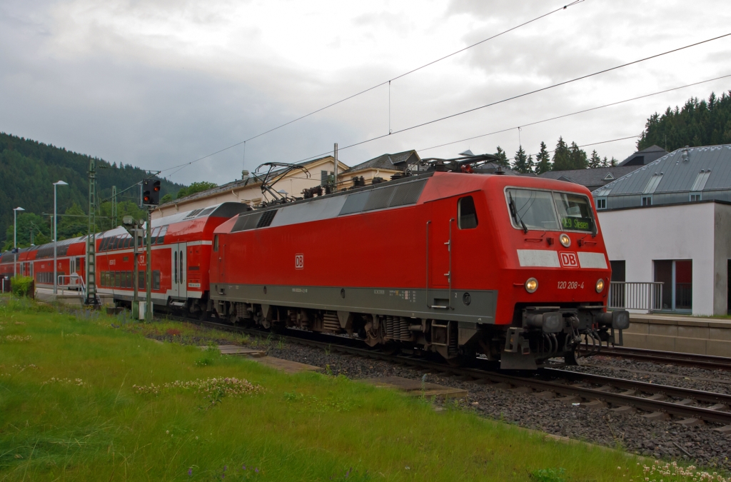 120 208-4 (ex 120 139-1) zieht den RE 9  (rsx - Rhein-Sieg-Express) Aachen - K�ln - Siegen vom Bahnhof Kirchen (Sieg) weiter in Richtung Siegen.

Die Baureihe 120.2 bildet mit je f�nf neuen Doppelstockwagen jeweils einen Wendezug wegen der erh�hten fahrdynamischen Werte (f�nf statt bisher vier Wagen) wurden hierf�r im Jahre 2007 erstmals f�nf Loks dieser Baureihe mit einem Nahverkehrspaket (Zugzielanzeiger, Zugabfertigungssystem, Server u. a.) ausger�stet und in die Baureihe 120.2 mit neuer, fortlaufender Ordnungsnummer (201 bis 205) eingereiht. Mit maximal 160 km/h befahren sie die Strecken.

Ende 2010 wurden weitere drei Maschinen mit den neuen Ordnungsnummern 120 206 bis 208 (ehemals 120 136, 139, 117) an DB Regio Rheinland abgegeben. Sie werden in Nordrhein-Westfalen auf dem Rhein-Sieg-Express eingesetzt, mittlerweile durch DB Regio NRW.
