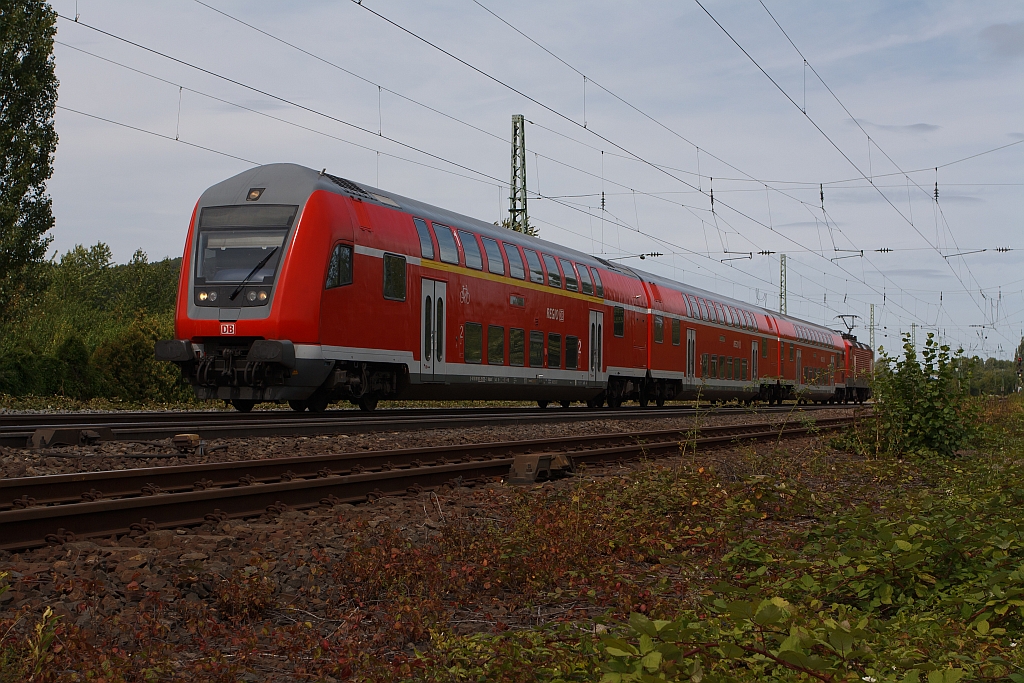 143 910-8 mit RB 27 (Rhein-Erft-Bahn), am 11.08.2011 f�hrt Richtung Koblenz Hbf, hier kurz vorm Bahnhof Unkel.