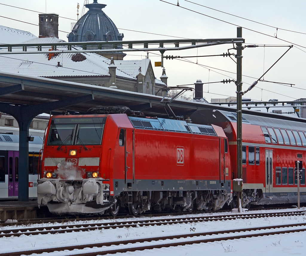 146 231-6 mit RE 5311 (Karlsruhe Hbf - St Georgen - Singen - Kontanz - Kreuzlingen (CH)) beim Halt im Bahnhof Konstanz am 08.12.2012.
Die BR 146.2 ist eine Bombardier TRAXX P160 AC2