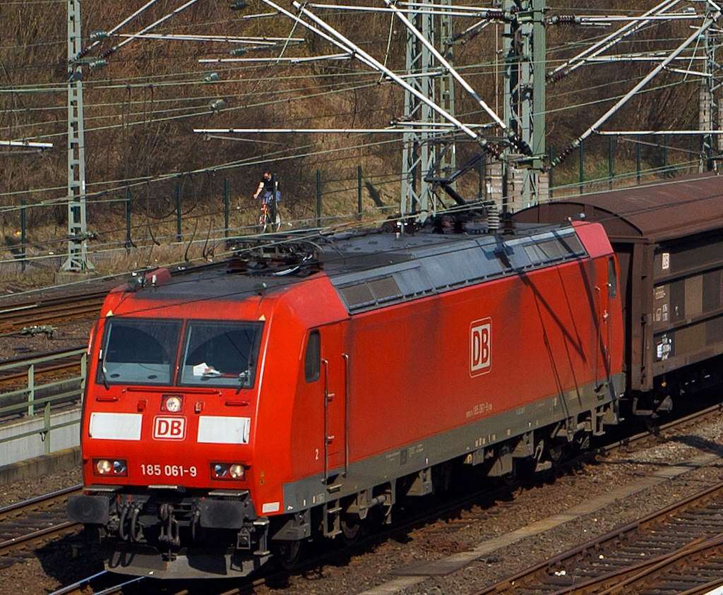 185 061-9 mit einem G�terzug f�hrt in Richtung K�ln, hier am 24.03.2012 kurz vor dem Hbf Siegen.