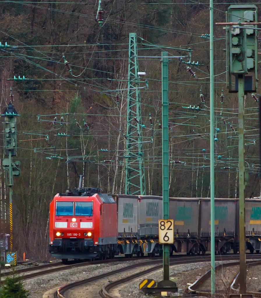 185 196-3 mit einem Ganzzug aus Gelenkwagen mit 6 Rads�tzen der Gattung Sggmrss beladen mit Wechselbr�cken, f�hrt am 15.12.2012 durch den Bahnhof Betzdorf/Sieg in Richtung Siegen.