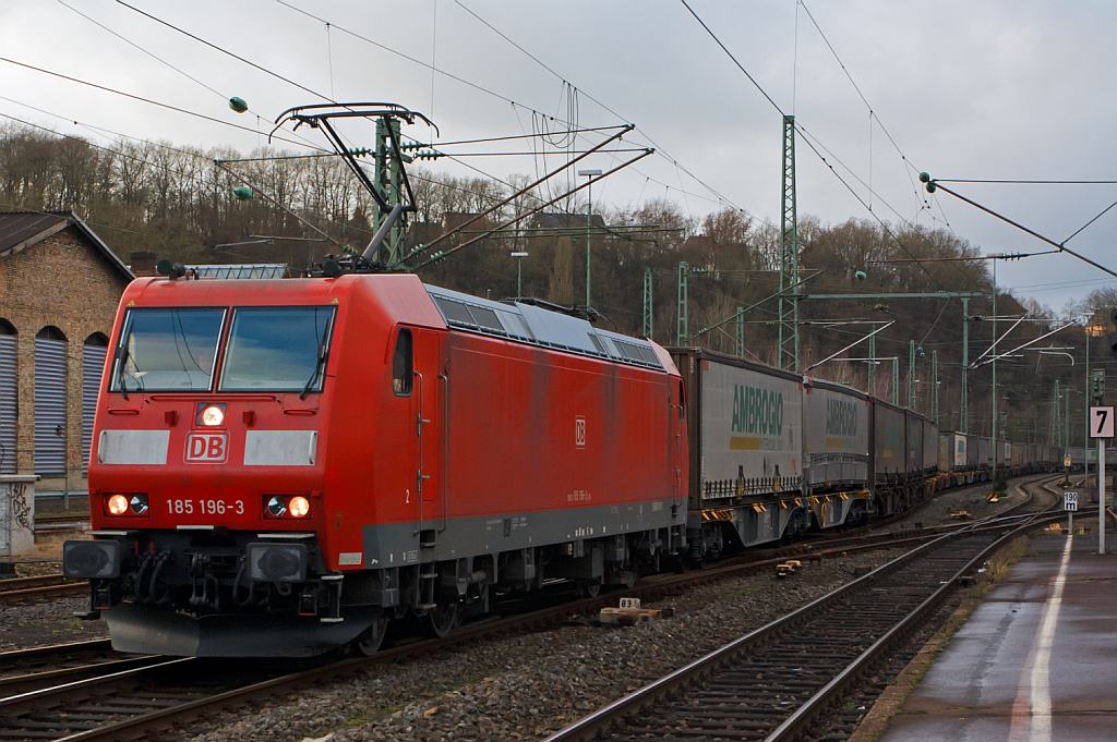185 196-3 mit einem Ganzzug aus Gelenkwagen mit 6 Rads�tzen der Gattung Sggmrss beladen mit Wechselbr�cken, f�hrt am 15.12.2012 durch den Bahnhof Betzdorf/Sieg in Richtung Siegen.