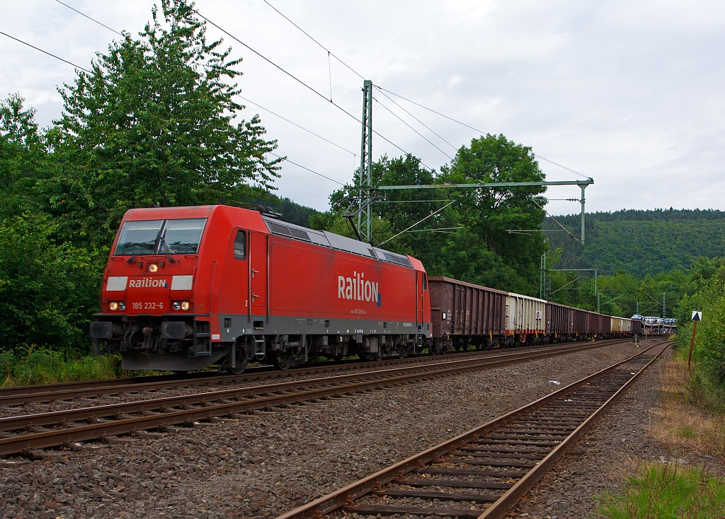 185 232-6 der DB Schenker Rail zieht eine gemischten G�terzug in Richtung K�ln, hier am 30.06.2012 bei Betzdorf (Sieg).