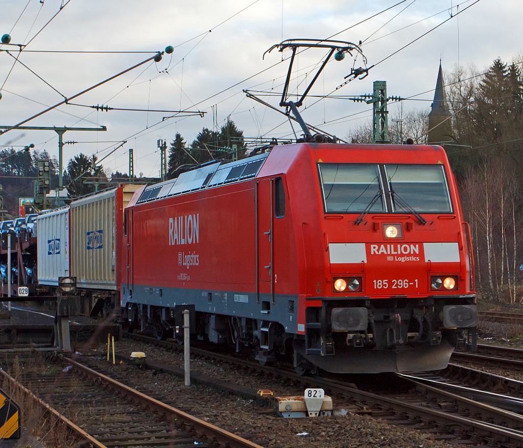 185 296-1 der DB Schenker Rail mit gem. G�terzug f�hrt am 15.12.2012 durch den Bahnhof Betzdorf/Sieg in Richtung K�ln. 
Die 185.2 ist eine Zweifrequenz-Lokomotive vom Typ Bombardier TRAXX F140 AC2, diese Lok wurde 2007 unter der Fabriknummer 34161 bei Bombardier in Kassel gebaut. 
Technische Daten:
Netzspannungen AC 15 kV/16.7 Hz, AC 25 kV/50Hz
Achsanordnung Bo’Bo’
Antriebssystem Tatzlagerantrieb
Radsatzlast 21 t
Anzahl der Fahrmotoren 4
Max. Leistung 5.600 kW (7.200 PS)
Max. Anfahrzugkraft 300 kN
Dienstmasse ca. 83 t
L�nge (�ber Puffer) 18.900 mm
H�chstgeschwindigkeit  140 km/h