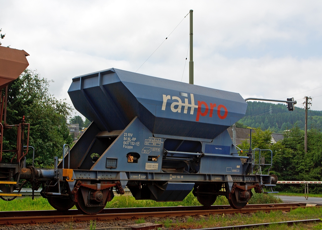 2-achsiger offener Sch�ttgutwagen mit dosierbarer Schwerkraftentladung (Schotterwagen) Fccpps (23 84 6437 152-1 NL-RP) der railpro (NL) am 11.07.2013 in Burbach(Kr. Siegen) im Zugverband. 

Technische Daten:
L�nge �ber Puffer:  9.640 mm 
Achsabstand:  6.000 mm 
Eigengewicht: 10.340 kg 
Ladevolumen: 22 m� 
Gesamtgewicht: 28.200 kg 
H�chstgeschwindigkeit: 120 km/h