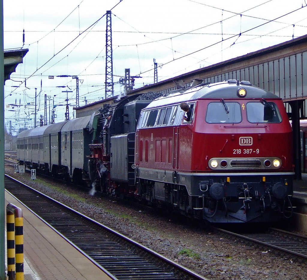 218 387-9 und 23 042 mit Personenzug bei der Duchfahrt durch den Hbf Trier am 03.04.2010. 
Beide Loks wurden bei  Henschel in Kassel gebaut. Die 218 31845 im Jahr 1975,
die 23 042 unter der Fabriknummer 28542 im Jahr 1954.
