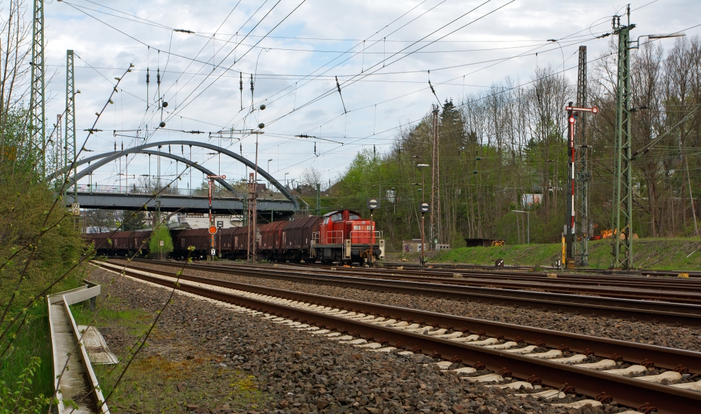 294 584-8 (V 90 remotorisiert) der DB Schenker Rail kommt am 30.04.2012 mit einem G�terzug im Rangierbahnhof Kreuztal an.