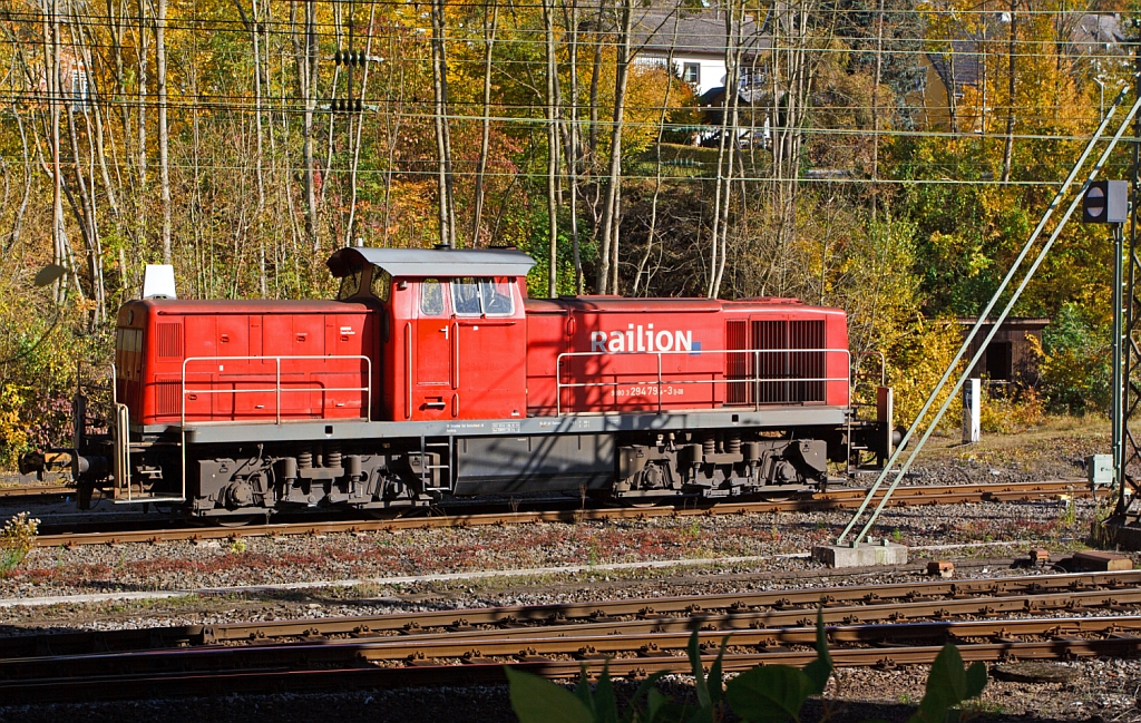 294 794-3 (V 90 remotorisiert, ex DB 290 294-8) der DB Schenker Rail Deutschland AG abgestellt am 21.10.2012 in Kreuztal. Die V 90 wurde 1972 bei MaK in Kiel unter der Fabriknummer 1000594 gebaut und als 290 294-8 an die DB ausgeliefert.  Die Ausr�stung mit Funkfernsteuerung und Umzeichnung in 294 294-4 erfolgte 1999, im Jahr 2005 Remotorisierung mit MTU-Motor 8V 4000 R41, erhalt eines Umlaufgel�nders und Umzeichnung 294 794-3, seit 2007 hat sie die NVR-Nummer: 98 80 3294 794-3 D-DB.