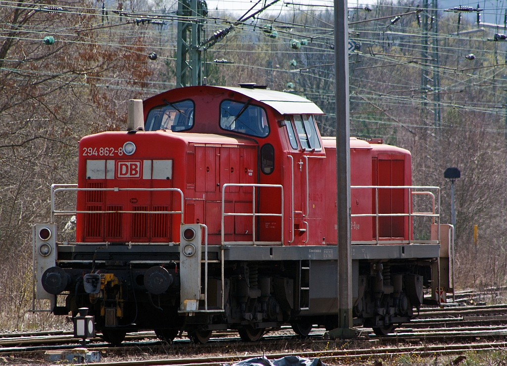 294 862-8 (V90 remotorisiert)  der DB Schencker Rail abgestell am 08.04.2012 in Dillenburg. Die Lok wurde 1973 bei MaK unter der Fabriknummer 1000637  als 290 362-3 f�r die DB gebaut, 1997 Umzeichnung in 294 362-9, 2008 Remotorisierung mit MTU-Motor und Umzeichnung in 294 862-8.