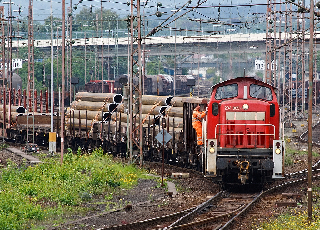 294 865-1 (V90 remotorisiert) der DB Schenker zieht am 16.08.2011 G�terwagen zum Ablaufberg in Kreuztal hinauf. 
