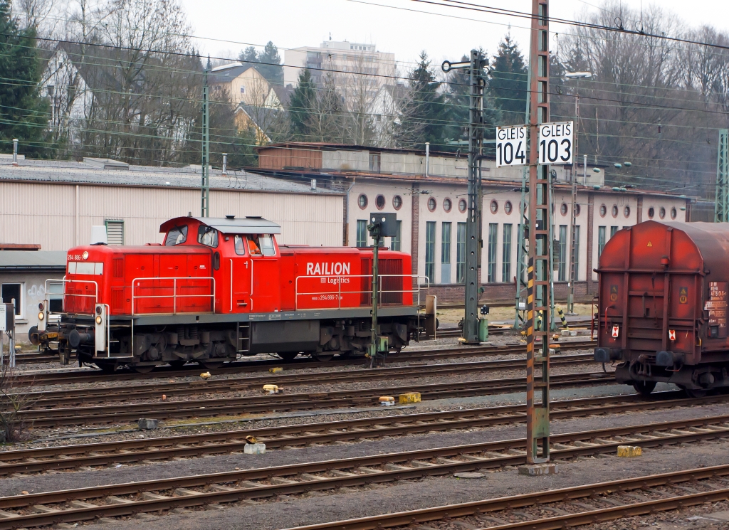 294 886-7 (V90 remotorisiert)  der DB Schencker Rail f�hrt am 10.03.2012, nach getaner Arbeit, in Kreuztal auf den Abstellplatz. Die Lok wurde 1974 bei MaK unter der Fabriknummer 1000661 als 290 386-2 f�r die DB gebaut, 1999 Umzeichnung in 294 386-8, 2007 Remotorisierung mit MTU-Motor und Umzeichnung in 294 886-7.