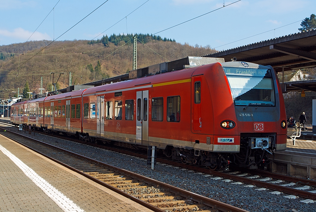 425 518-8 /018-x steht als RE (Mittelhessen-Express) nach Frankfurt am Main am 02.04.2013 im Bahnhof Dillenburg zur Abfahrt bereit.

Die Triebwagen der Baureihen 425 und 426 des Konsortiums Siemens Transportation Systems/Bombardier/DWA sind leichte Elektro-Gliedertriebz�ge f�r S-Bahn- und Regionalverkehr. Sie sind nahezu baugleich mit der Baureihe 424, die im hannoverschen S-Bahnnetz eingesetzt wird. Mit der hochflurigen und �u�erlich sehr �hnlichen reinen S-Bahn-Baureihe 423 gibt es dagegen nur wenige technische Gemeinsamkeiten.

Hier die BR 425 ist ein vierteiliger Triebzug, wobei die Mittelwagen als BR 435 eingereiht sind. Dagegen die BR 426 sind zweiteige Triebz�ge.

Technische Daten:
Achsformel: Bo'(Bo)(2)(Bo)Bo'
Spurweite: 1435 mm (Normalspur)
L�nge �ber Scharfenbergkupplung: 67.500 mm
Leergewicht: 114,0 t
H�chstgeschwindigkeit: 160 km/h (da aus 1. Serie) 
Stundenleistung: 2350 kW
Beschleunigung: 1,0 m/s�
Motorentyp: Drehstrom-Asynchron
