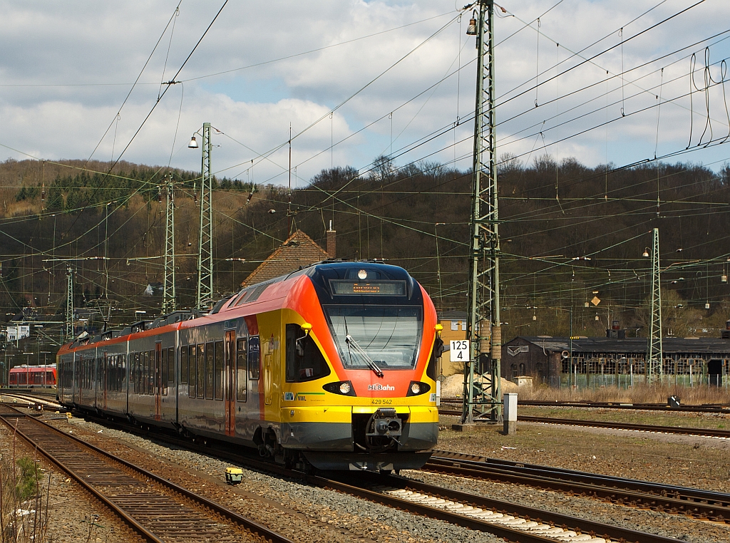 429 542 ein 5-teiliger Flirt der HLB (Hessische Landesbahn) als RE 40 Siegen-Gie�en, hier hat er am 08.04.2012 den Bahnhof Dillenburg verlassen und f�hrt weiter Richtung Gie�en.