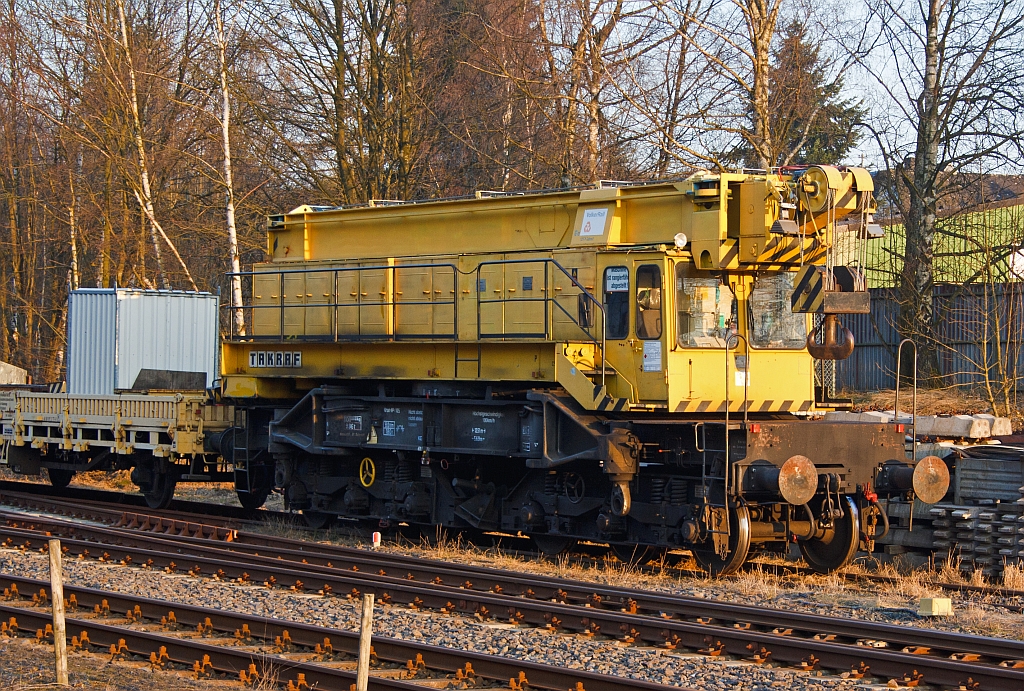 50t-TAKRAF-Schienenkran EDK 300/5 der Volkerrail (von der Heringbau gekauft), Schweres Nebenfahrzeug Nr. 97 82 31 507 17-6, abgestellt am 08.03.2011 in Burbach-Würgendorf. 

TAKRAF ist die Abkürzung für Tagebau-Ausrüstungen, Krane und Förderanlagen und bezeichnete ein Kombinat der ehem. DDR. Zu ihm gehörten fast alle Volkseigenen Betriebe der Branche, wie auch der VEB Schwermaschinenbau  S.M.KIROW 