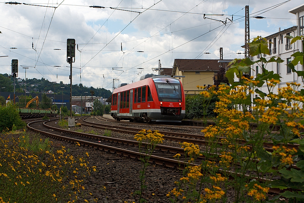 640 004 (LINT 27) der 3-L�nder-Bahn als RB 93 (Rothaarbahn) nach Bad Berleburg, f�hrt hier am 10.07.2012 von Siegen-Weidenau weiter in Richtung Kreuztal.