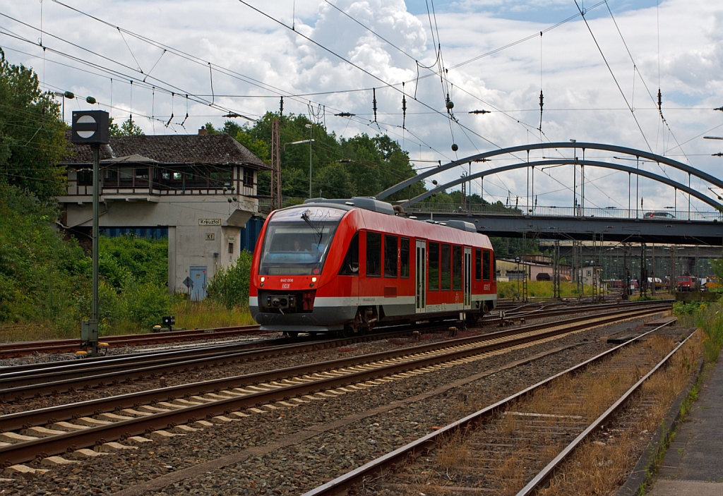 640 006 (LINT 27) der 3-L�nder-Bahn als RB 93 (Rothaarbahn) nach Bad Berleburg  am 10.07.2012 hier kurz vor der Einfahrt in den Bahnhof Kreutztal. 

Im Hintergrund das Reiterstellwerk Kreuztal Fahrdienstleiter (Kf).