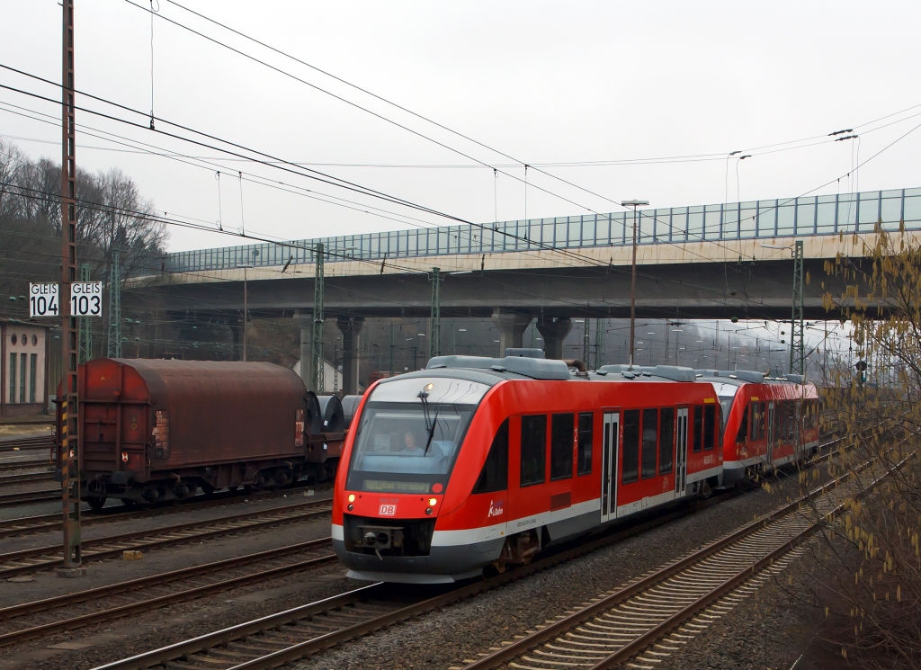 640 008 und  640 005 (zwei gekuppelte LINT 27) der 3-L�nder-Bahn als RB 93 (Rothaarbahn) nach Bad Berleburg  am 10.03.2012 hier kurz vor der Einfahrt in den Bahnhof Kreutztal.