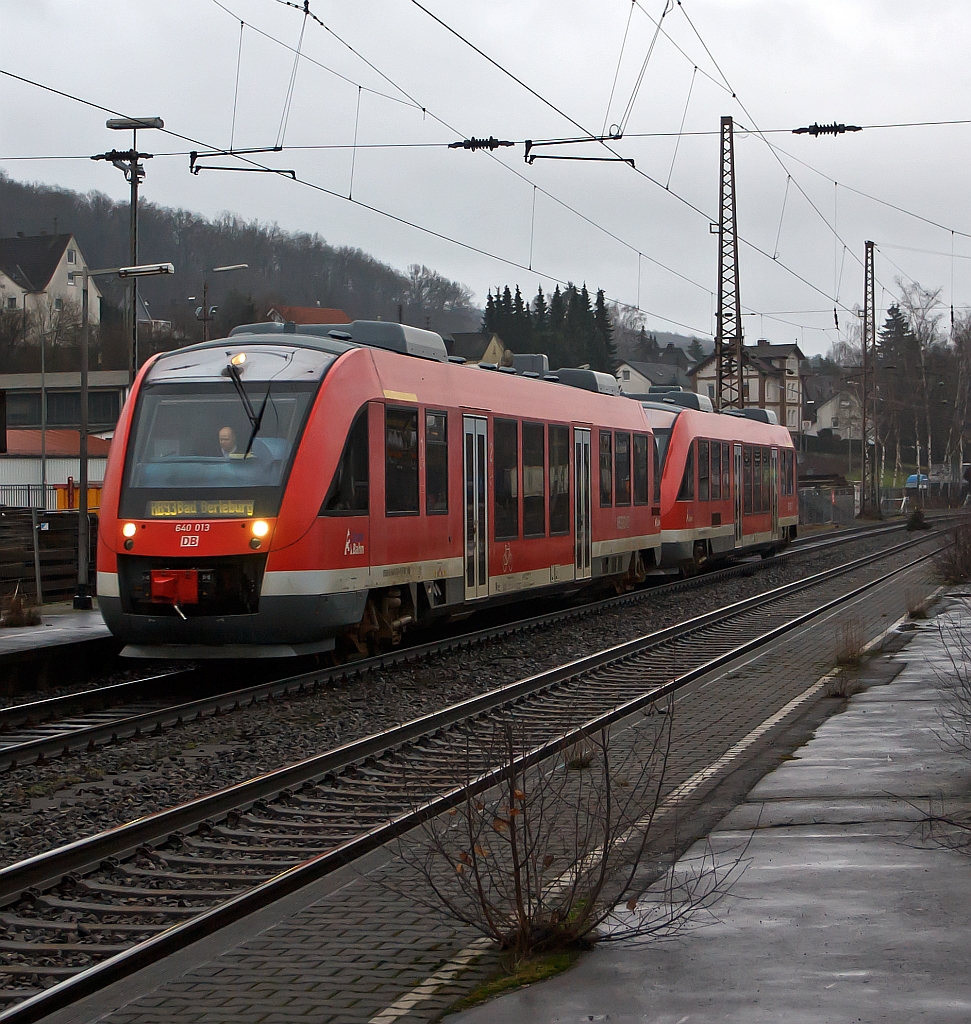 640 013 und  640 029 (zwei gekuppelte LINT 27) der 3-L�nder-Bahn als RB 93 (Rothaarbahn) nach Bad Berleburg  am 23.12.2011 kurz vor der Einfahrt in den Bahnhof Kreutztal.
