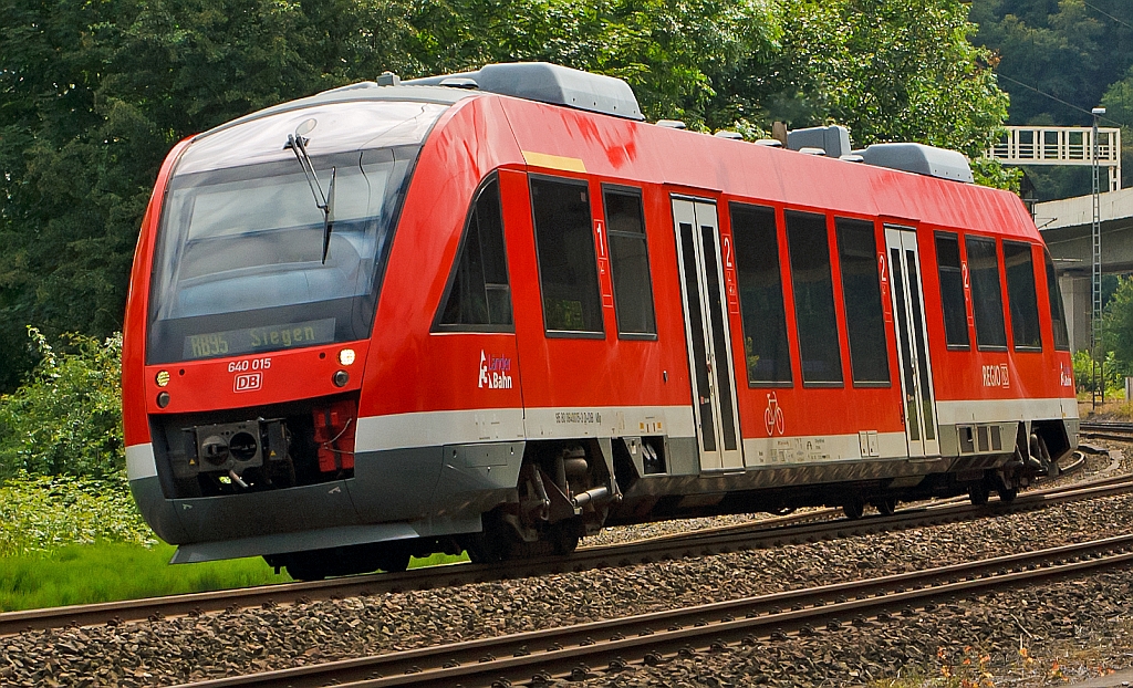 640 015 ein LINT 27 der DreiL�nderBahn als RB 95 (Au/Sieg  - Betzdorf - Siegen) legt sich in den Gleisbogen, hier am 21.07.2012 kurz vor der Einfahrt in den Hbf Siegen. Hier habe ich das BB-Bild mal ganz eng zugeschnitten.
