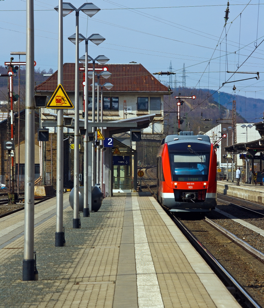 640 029 (ein Alstom Coradia LINT 27) der 3-L�nder-Bahn als RB 93 (Rothaarbahn) Bad Berleburg - Kreuztal - Siegen, f�hrt am 27.03.2013 vom Bahnhof Kreuztal weiter in Richtung Siegen.