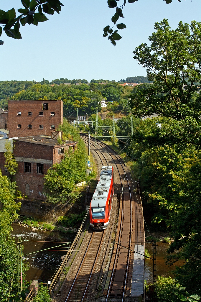 648 705 / 205 ein LINT 41 der DreiL�nderBahn als RB 95 Sieg-Dill-Bahn (Dillenburg - Siegen - Betzdorf - Au/Sieg ) f�hrt am 19.08.2012 in Richtung Au/Sieg, hier auf der Siegbr�cke kurz vor dem 32 m langen M�hlburg-Tunnel (wird auch M�hleberg-Tunnel genannt) in Scheuerfeld / Sieg.