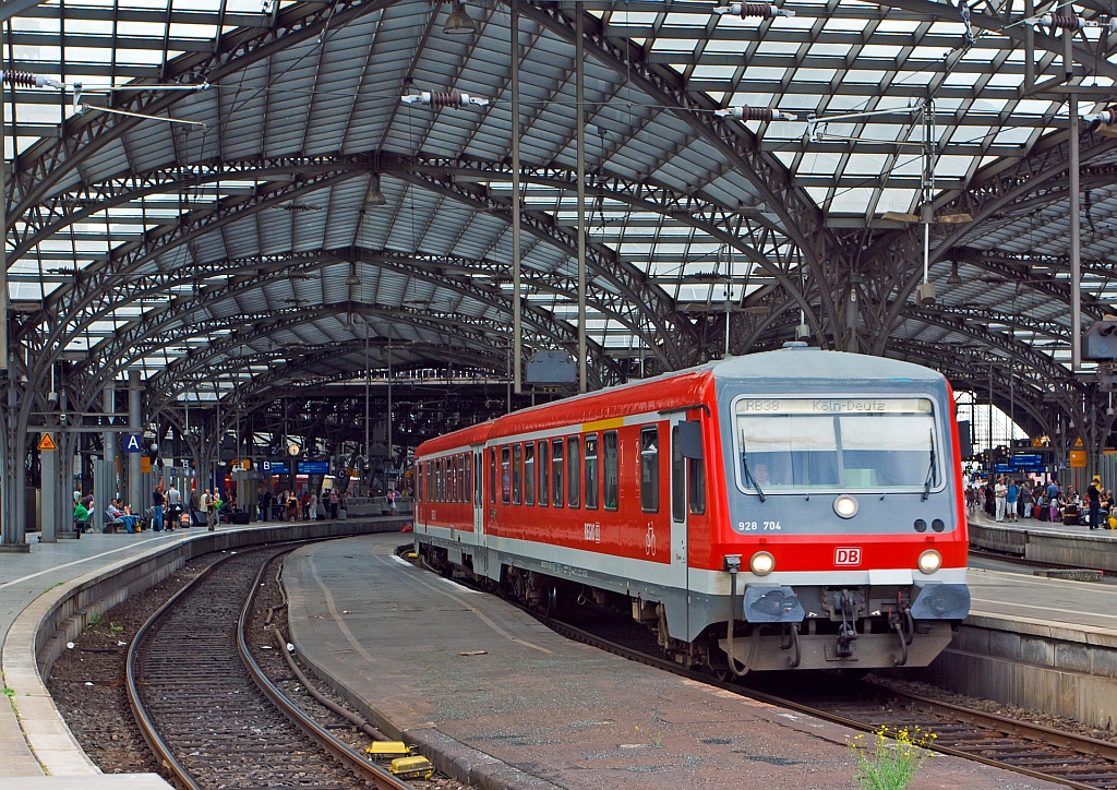 928 704 / 628 704 der DB verl�sst am 07.07.2012 als RB 38 - Erft-Bahn den Hbf K�ln in Richtung K�ln-Deutz. Der Triebwagen wurde 1995 von der D�WAG (D�sseldorfer Waggonfabrik AG),  unter den Fabriknummern 91339 Motorwagen und 91340 Steuerwagen, gebaut.
