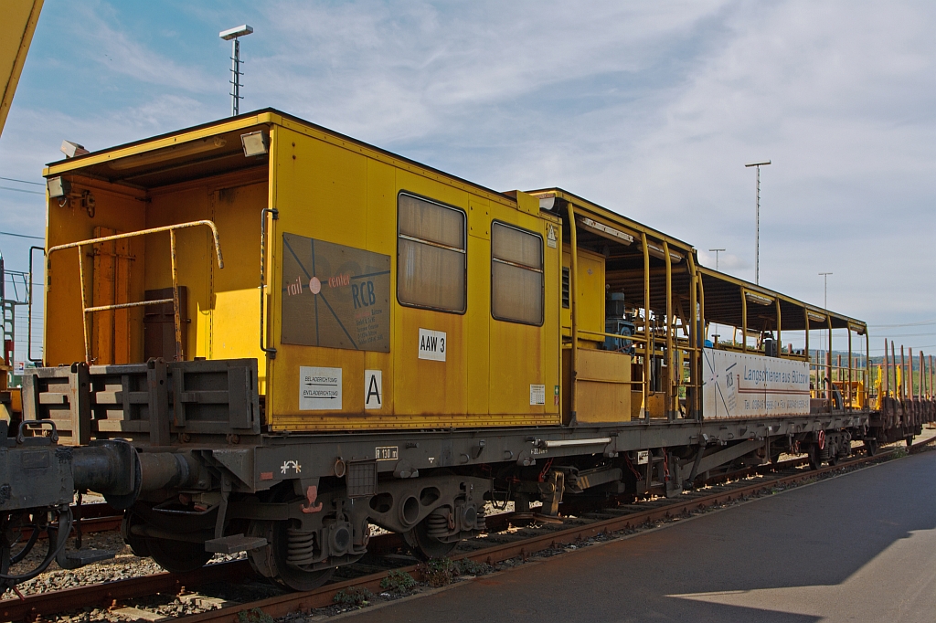 AAW 3 Aufnahme- und Abzugswagen  (Schweres Nebenfahrzeug Nr. 97 30 15 903 57-6) von Vossloh Rail Center B�tzow, abgestellt am 02.09.2012 beim ICE-Bahnhof Montabaur. 
Das Eigengewicht betr�gt 34,0 t.  Dies ist eine Einheit des Schienenwechselzuges. Wie es funktioniert kann man in einer Animation unter http://www.vossloh-rail-services.com/schienenwechsel/swf_de/VOS_start.swf sehr gut sehen. 
Man darf es aber nicht mit einem Umbauzug verwechseln, da hiermit nur die Schienen getauscht werden, bei einem Umbauzug wird das ganze Gleisbett erneuert.