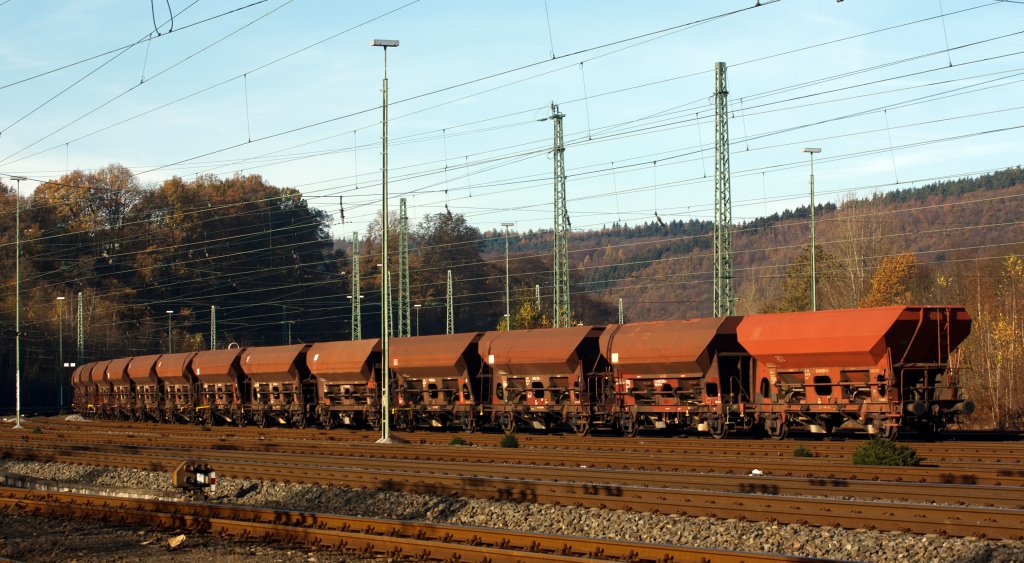Abgestellter Ganzzug von offene Sch�ttgutwagen mit dosierbarer Schwerkraftentladung und zwei Rads�tzen (Gattung Fcs), hier am 13.11.2011 in Betzdorf/Sieg.