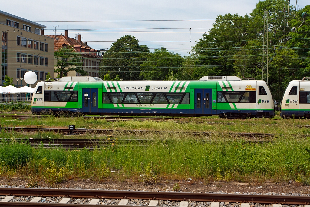 Alle guten Dinge sind drei - VT 002 (650 029-1) ein ADtranz Regio-Shuttle RS1 der Freiburg-S-Bahn GmbH (BSB) f�hrt am 25.05.2012 in den Hbf Freiburg (Breisgau) ein. 

Dieser Triebwagen wurde 1998 von ADtranz unter der Fabriknummer 36607 gebaut. 

Die Regio-Shuttle RS1 (BR 650) wurden von  Adtranz (ABB Daimler Benz Transportation) entwickelt und auch gebaut, jedoch und durch die �bernahme von Adtranz durch Bombardier darf diese den Regioshuttle aus kartellrechtlichen Gr�nden seit 2001 nicht mehr fertigen, somit wurde die Rechte und Produktion an Stadler Rail abgegeben.