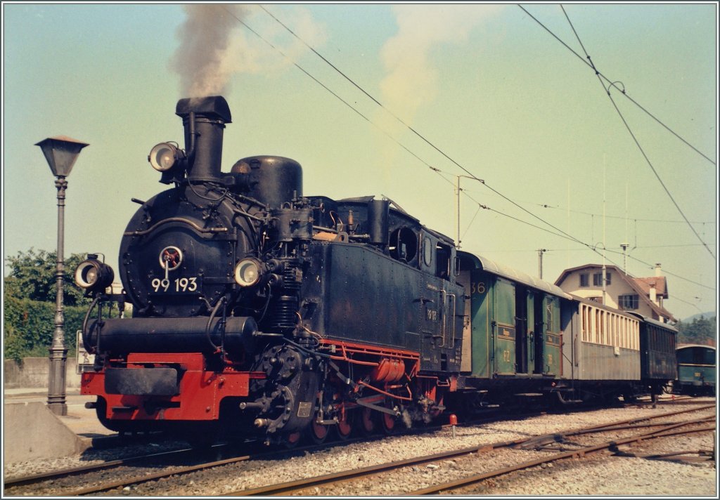 Als Erg�nzung zu Armins sch�nen  99 193 Bildern  zeigt dieses hier die genannte Lok im Betriebseinsatz im Juli 1985 auf der B-C kurz vor der Abfahrt in Blonay.
