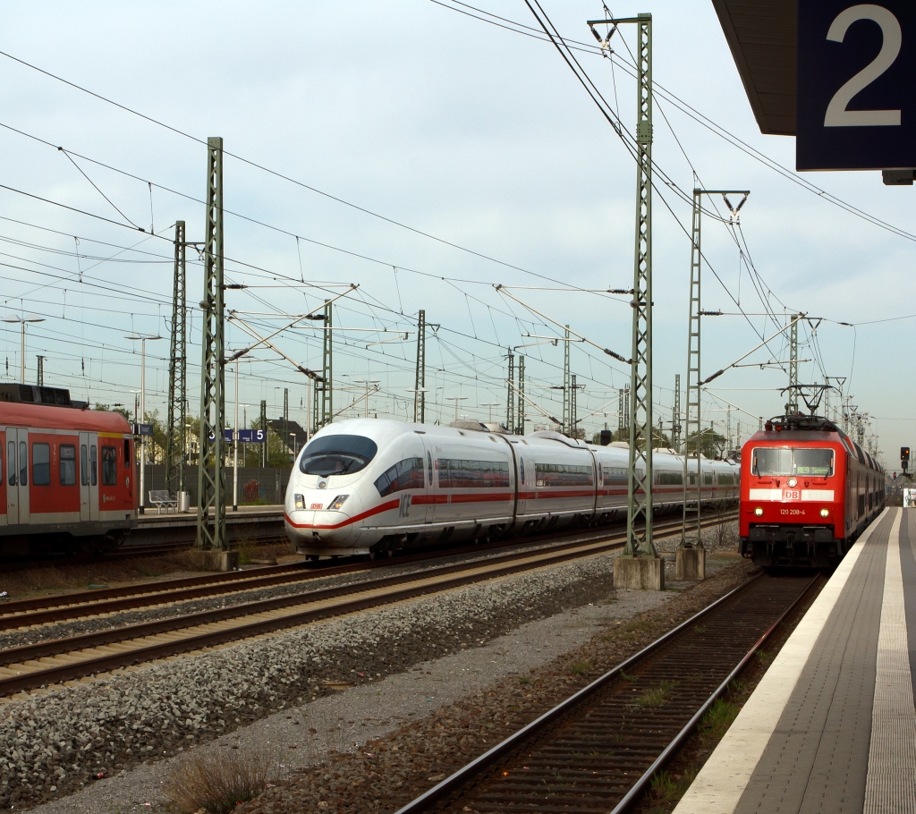 Am 11.04.2011 im Bahnhof Troisdorf: Rechts f�hrt der RE 9 (Rhein-Sieg-Express) nach Siegen gezogen von 120 208-4 ein, Mitte ein ICE 3 Richtung Frankfurt und links steht ein ET 423.