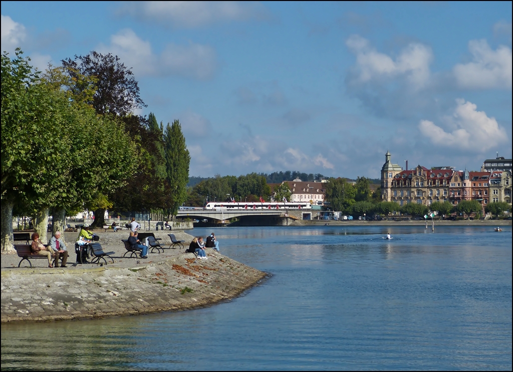 Am 13.09.2012 waren die B�nke am Seeufer in Konstanz gut besetzt, als ein Seehas �ber die Rheinbr�cke in Richtung Konstanzer Bahnhof fuhr. (Jeanny)