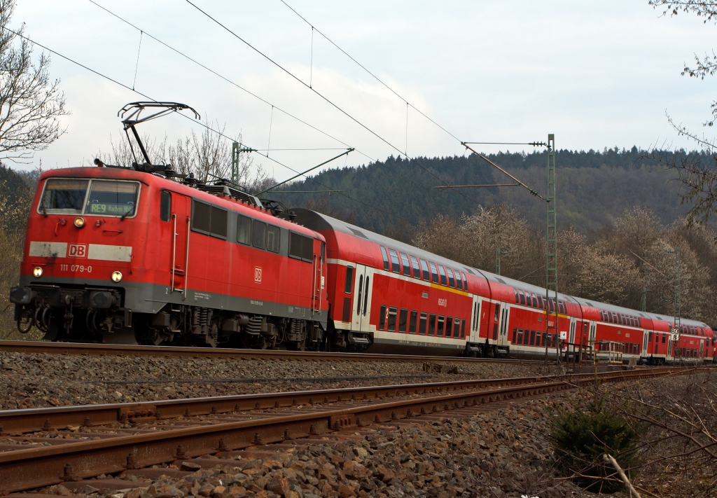 Am 15.04.2012 kurz hinter Betzdorf/Sieg: Der RE 9 (Rhein-Sieg-Express) im Sandwich f�hrt Richtung K�ln, gezogen von 111 079-9 und geschoben von 111 010.