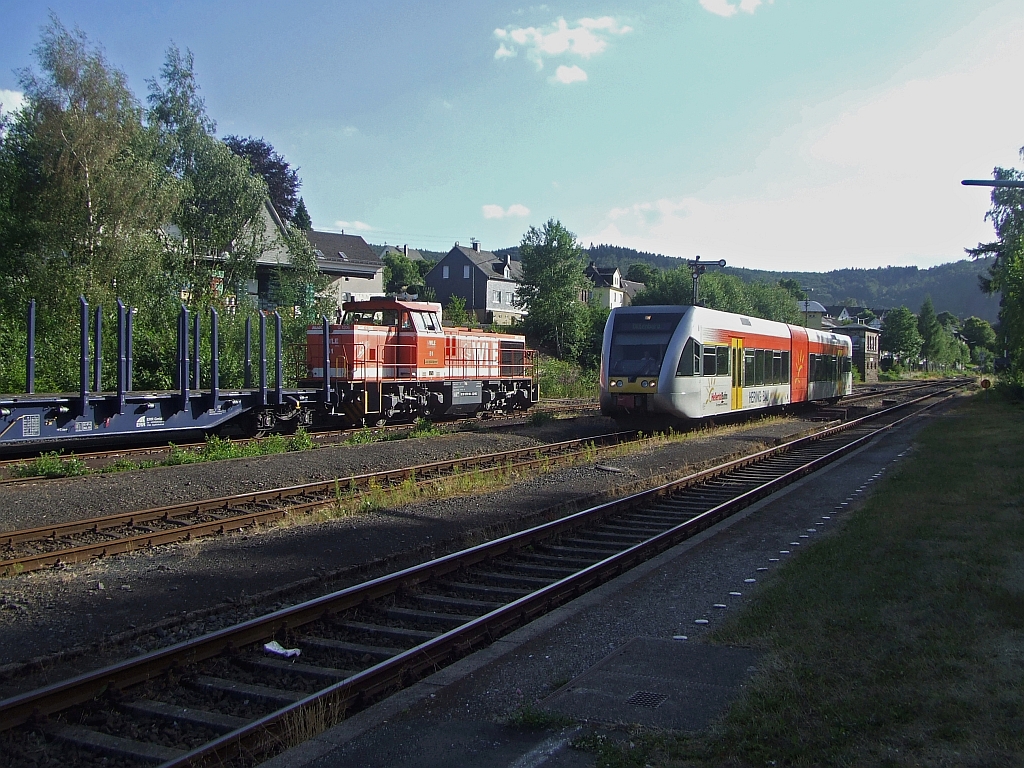 Am 15.07.2010  die Hellertalbahn mit Stadler GTW 2/6, von Betzdorf in den Bahnhof Herdorf ein. F�r die WLE (Westf�lische Landes-Eisenbahn) Lok 51 (eine MaK G 1206) steht das Signal noch auf  halt .
