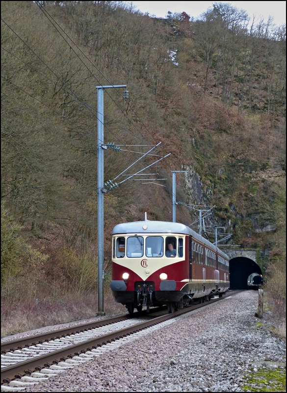 Am 21.02.2013 fanden Schulungsfahrten mit dem Westwaggon Z 208/218 statt und ich konnte den sch�nen alten Triebwagen bei der Ausfahrt des Tunnels in Michelau fotografieren. Wenn man mit etwas Phantasie die Fahrleitung und die Betonschwellen wegdenkt, so k�nnte das Bild auch vor 25 Jahren entstanden sein, denn das alte Br�ckengel�nder rechts im Bild stammt bestimmt noch aus der Zeit, als der Westwaggon im Planverkehr t�glich daran vorbei brummte. (Jeanny)