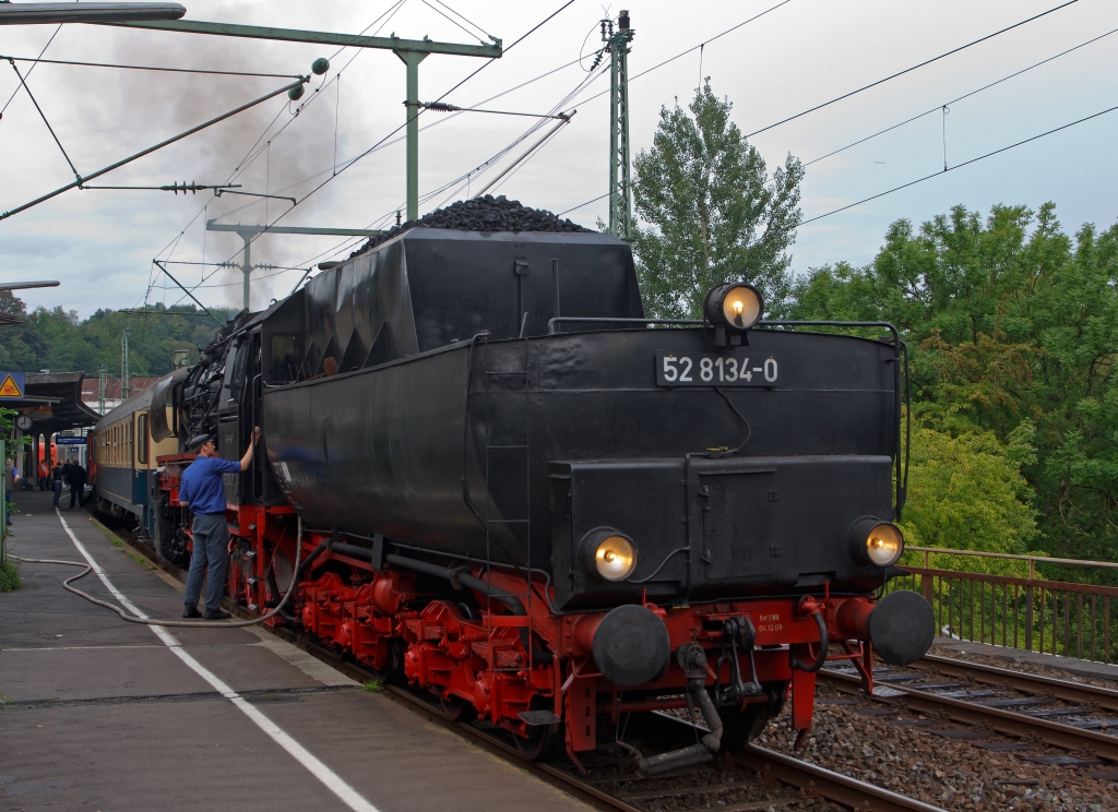 Am 21.08.2011 geht es um kurz nach 8 Uhr in Betzdorf los mit der 52 8134-0  auf die Vier-Fl��e-Fahrt (Sieg, Dill, Lahn und Rhein), wir fahren mit. Doch zuvor muss die Lok noch Wasser fassen.