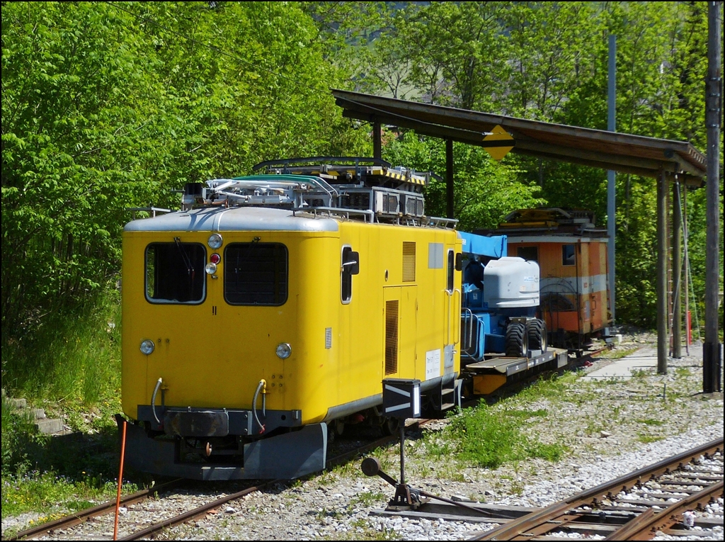 Am 25.05.2012 konnte ich diesen Turmtriebwagen in Ch�teau d'Oex aus dem fahrenden Goldepass Classic fotografieren. (Hans) 

Das k�nnte die Stelle sein, an der Herberts Bild aufgenommen wurde: http://www.bahnbilder.de/name/einzelbild/number/115748/kategorie/Schweiz~Privatbahnen~MOB+Montreux+-+Berner+Oberland+-+Bahn.html