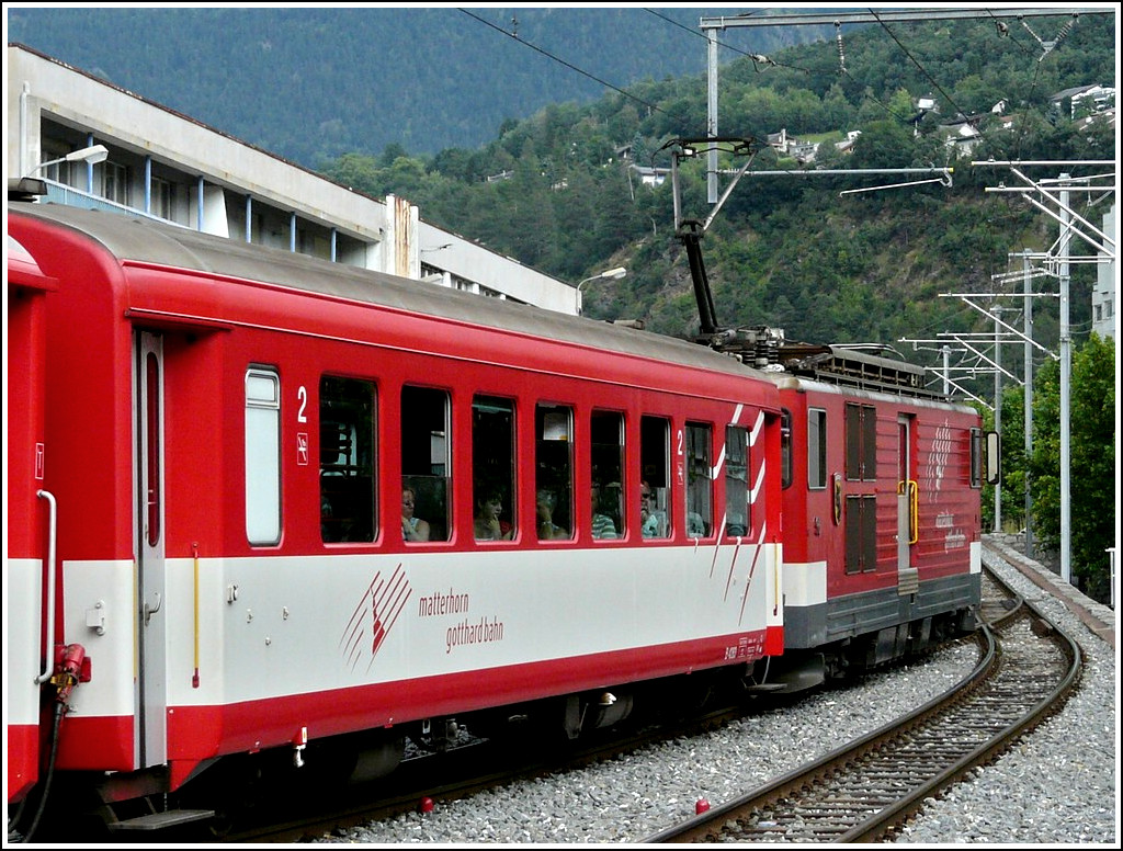 Am 31.07.2008 nimmt der MGB Regio den neuen Streckenabschnitt in Brig in Angriff, um in Richtung Andermatt zu fahren. Ein Jahr zuvor musste noch in Brig Kopf gemacht werden, da die MGB Strecke unter den SBB Schienen hindurch in Richtung Naters f�hrte. (Schade, dass man auf den Startbilderseiten die Geoposition nicht eingeben kann.)
Das Bild ist auch f�r Armin insofern interessant, sieht man doch, dass in den MGB Regios sich die Fenster der Wagen �ffnen lassen. ;-) (Jeanny)