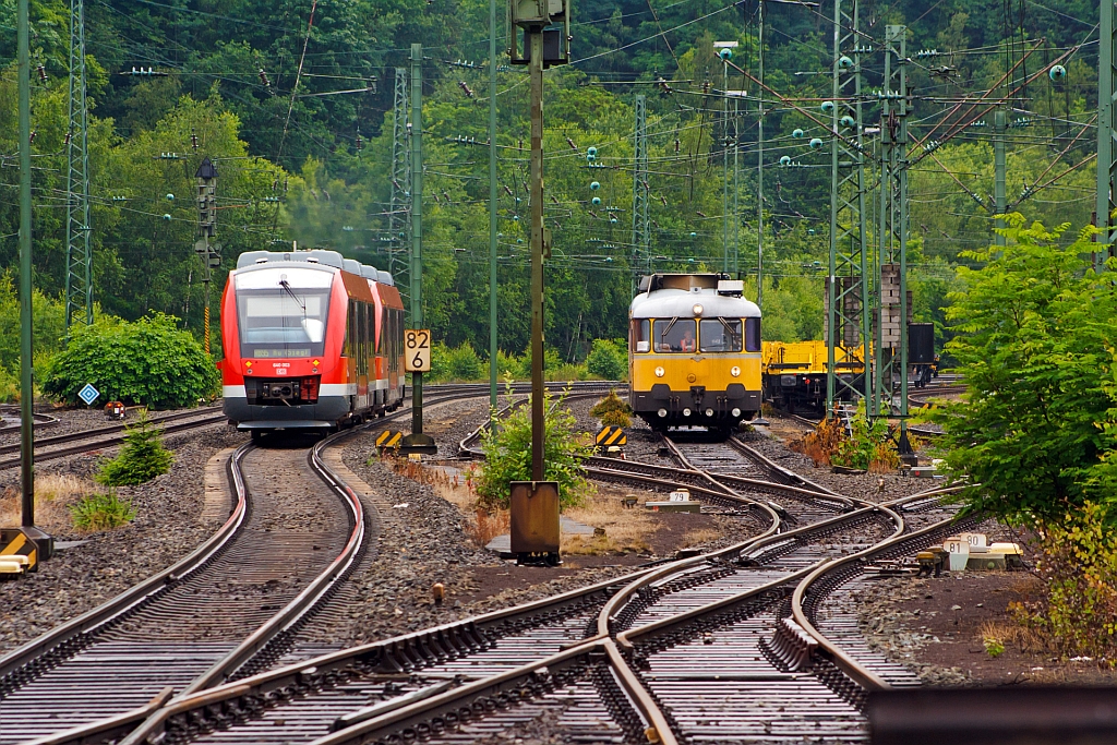 Am Bahnhof Betzdorf (Sieg) am 27.06.2012 - Links f�hrt die RB 95  (Sieg-Dill-Bahn) mit zwei gekuppelten LINT 27 (640 015 und 640 003) weiter in Richtung Au (Sieg), rechts hat der Gleismesszug 725 / 726 004-5 der DB Netz Instandhaltung noch Hp 0.