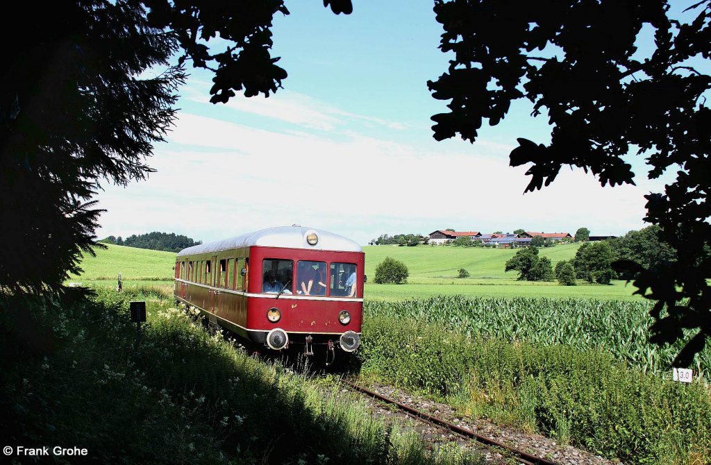 Am Sonntag stand bei mir eine Fahrt mit der Chiemgauer Lokalbahn an. Zuvor wurde die Strecke fotografisch sondiert: Hier der Esslinger VT 103 (Bj. 1952) als P 101 von Bad Endorf nach Obing am See, KBS 12951 Lokalbahn Bad Endorf - Obing im See   LEO  , fotografiert bei Ellerding am 08.07.2012 --> Die Strecke wird touristisch von Mai bis September immer sonntags 4 mal mit dem gezeigten Dieseltriebwagen bedient. 
