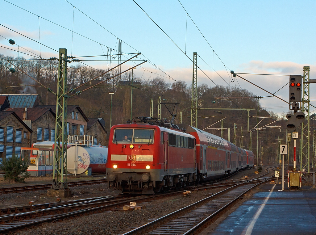 Auch 111er fahren noch an der Sieg - Hier f�hrt 111 016-2 mit DoSto´s als RE 9 - rsx Rhein-Sieg-Express (Aachen - K�ln - Siegen) am 20.02.2013 in den Bahnhof Betzdorf/Sieg ein.