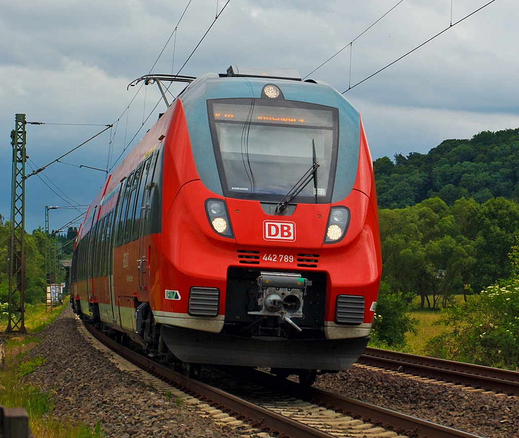 Auch an der Dill die Hamster nun angekommen...
Der 442 789 / 442 289 ein vierteiliger Bombardier Talent 2 der DB Regio als SE 40 Mittelhessen-Express (Frankfurt Hbf – Friedberg – Butzbach – Gie�en – Wetzlar – Herborn – Dillenburg) - Umlauf RE 15116, hier am 22.06.2013 kurz vor dem Bf. Niederscheld (Dillenburg S�d).