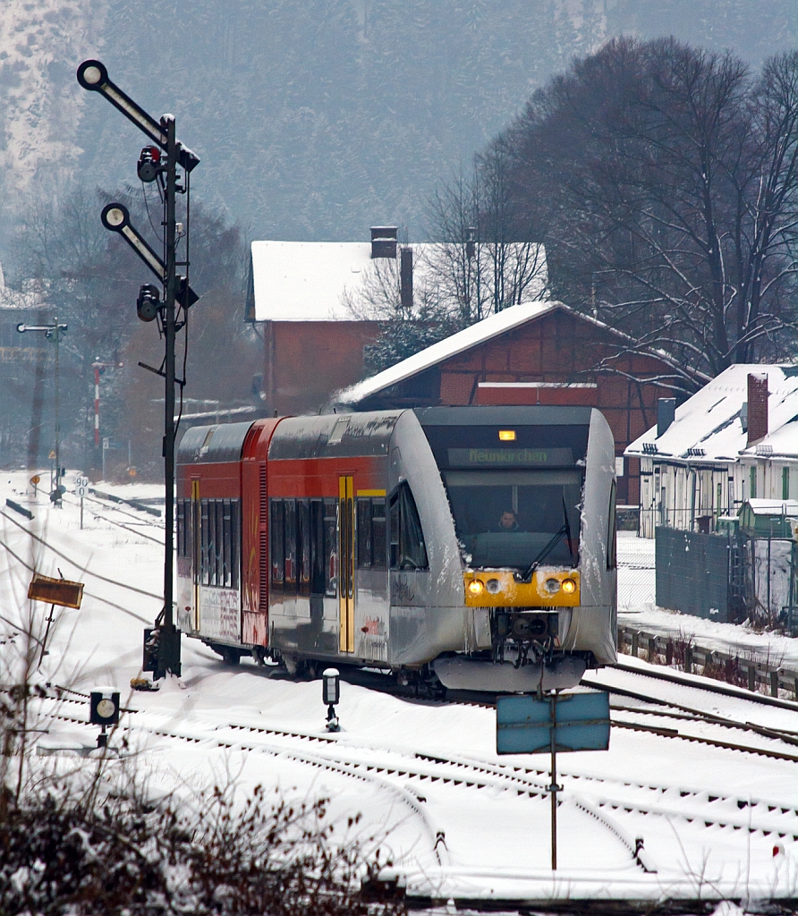 Auch in Herdorf hat es nun kr�ftig geschneit - Ein Stadler GTW 2/6 der Hellertalbahn f�hrt am 21.01.2013 vom Bahnhof Herdorf weiter in Richtung Neunkirchen, hier passiert er gerade das Ausfagrtssignal und wechselt von Gleis 2 auf Gleis 1 (beim Stellwerk Herdorf Ost).