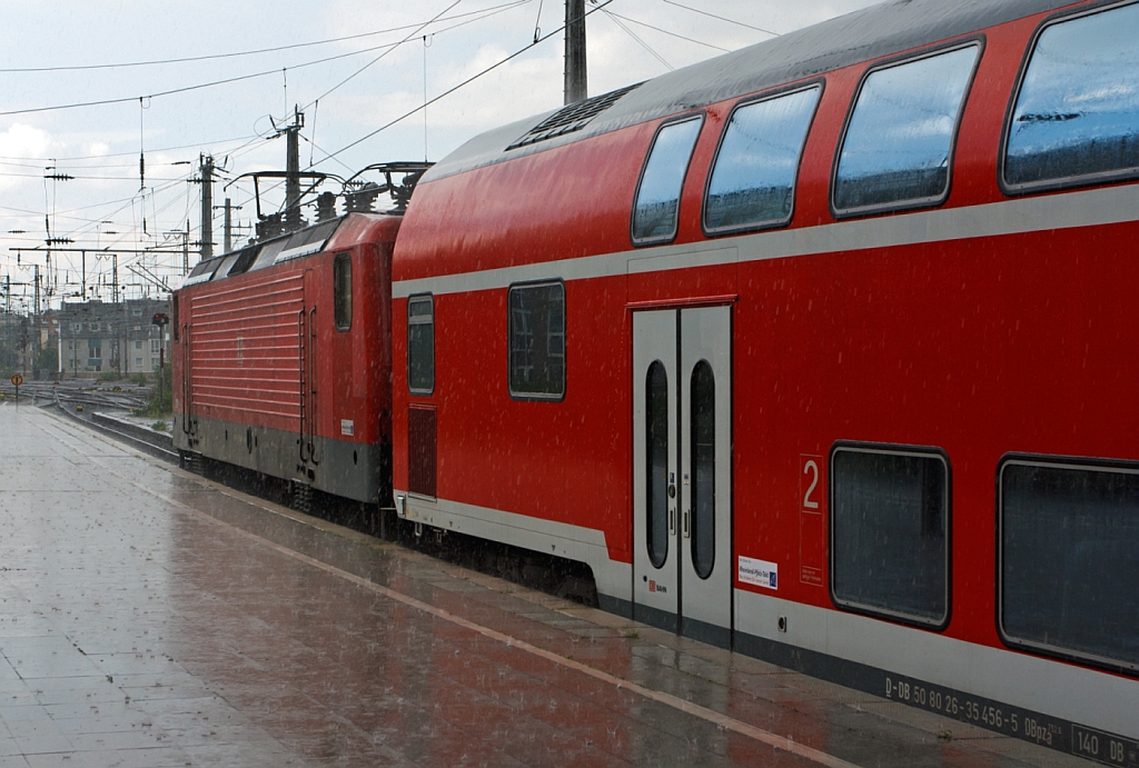 Auch in K�ln ist man Wasserdicht... 143 825-8 schiebt die RB 27 (Rhein-Erft-Bahn) M�nchengladbach - K�ln - Troisdorf – Koblenz in den Hbf K�ln am 07.07.2012.