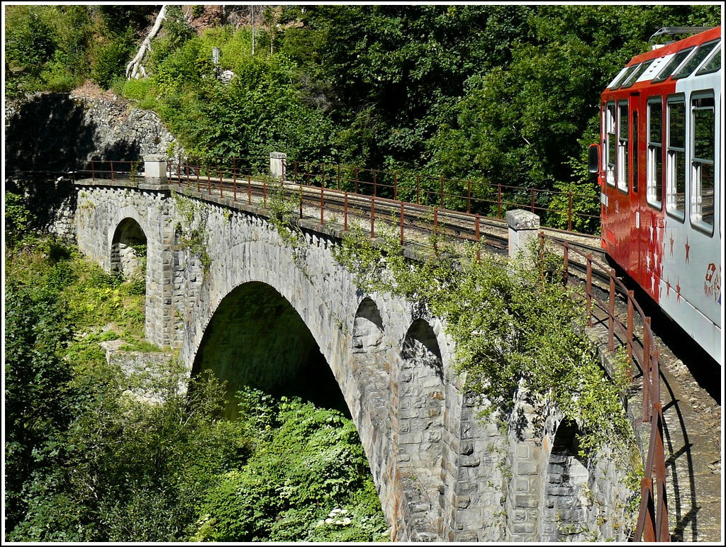 Auf der Hochgebirgsstrecke des Mont-Blanc Express werden zahlreiche Fl�sse �berquert, deshalb zieren auch viele Br�cken die wunderbare Landschaft, wie hier zwischen Finhaut und Le Ch�telard Gi�troz. 03.08.2008 (Hans)