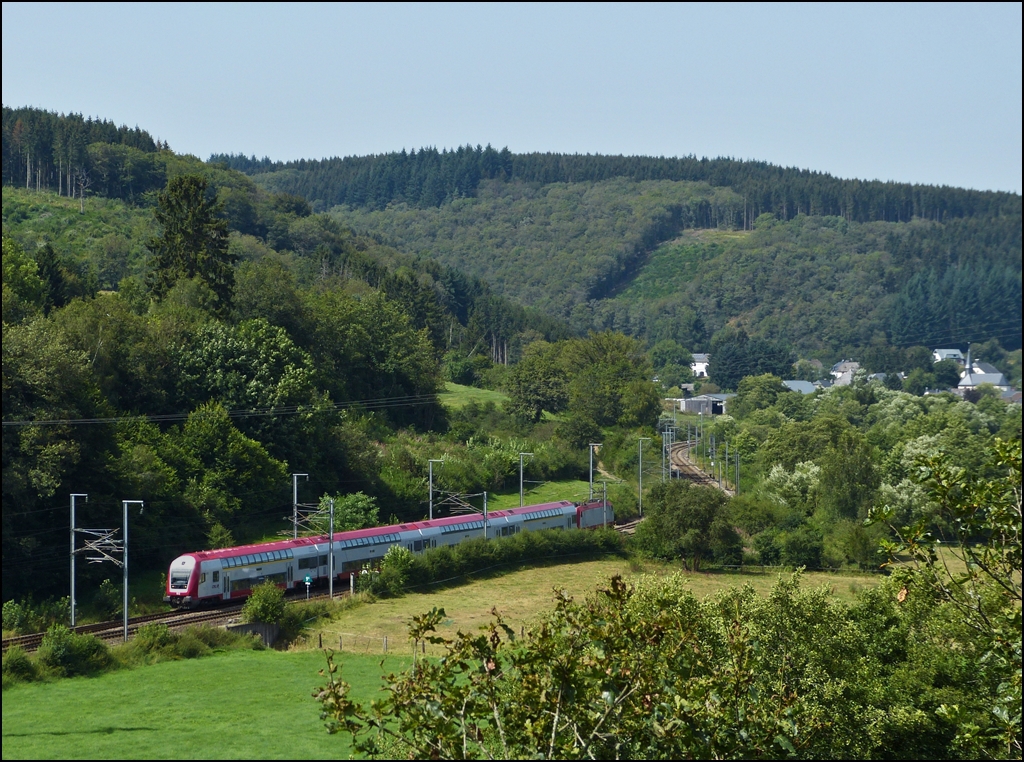 Auf der kurvenreichen Nordstrecke f�hrt am 19.08.2012 der IR 3739 Troisvierges - Luxembourg zwischen Enscherange und Wilwerwiltz und wird in K�rze den Bahnhof von Wilwerwiltz erreichen. (Jeanny)